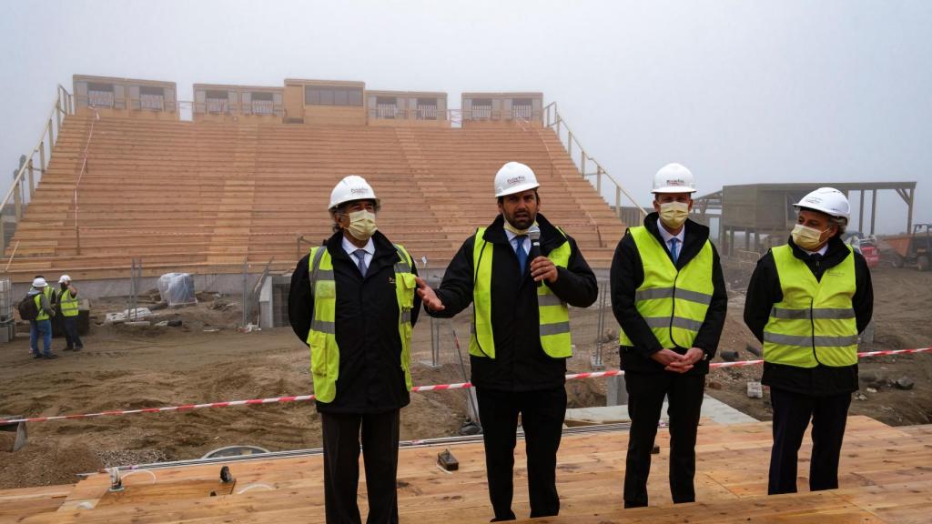 Los directivos de Puy du Fou, en el escenario donde se realizará las funciones de cetrería.