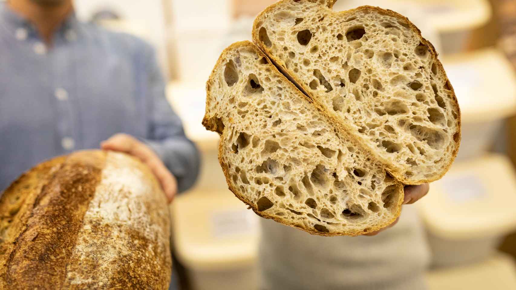 Alberto y Guido enseñan el pan de hogaza, el mejor pan de Madrid.