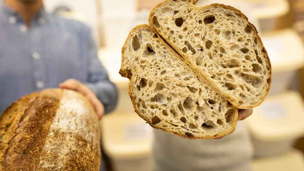 Alberto y Guido enseñan el pan de hogaza, el mejor pan de Madrid.