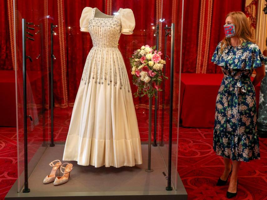 Beatriz de York, junto a su vestido de novia, exhibido en el Castillo de Windsor.