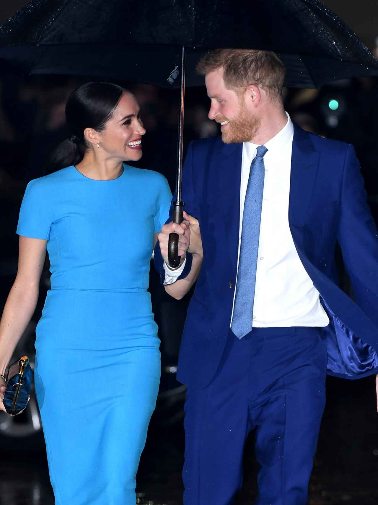 Meghan Markle, junto al príncipe Harry, luciendo el vestido de Victoria Beckham que se hizo viral.