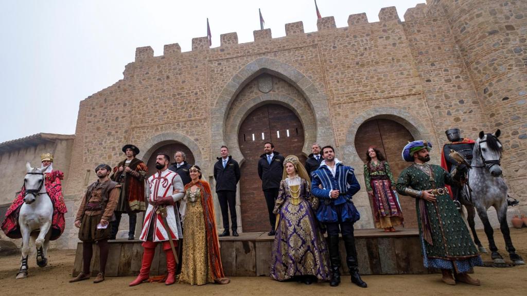Los responsables de Puy du Fou y algunos de los actores, durante la presentación del parque este miércoles.