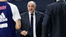Pablo Laso da órdenes a sus jugadores en un partido del Real Madrid de Baloncesto de Euroliga