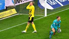 Erling Haaland falla una oportunidad ante Manuel Neuer en un Borussia Dortmund - Bayern Múnich