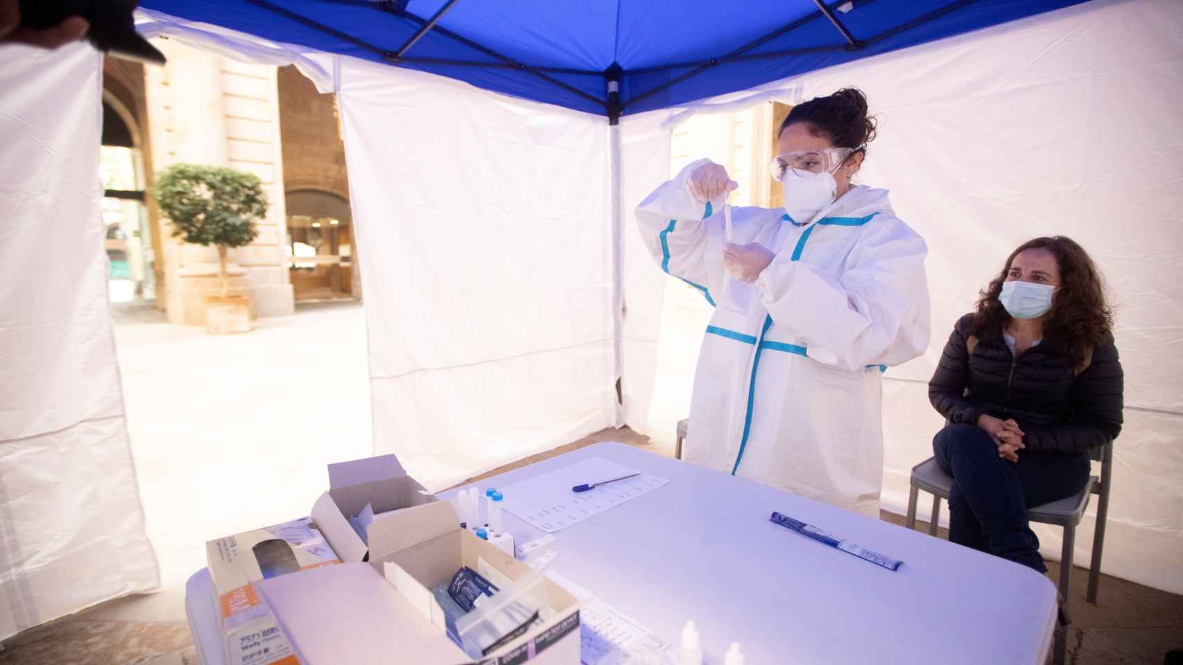 Una mujer se realiza una PCR en uno de los puntos habilitados por la Cambra de Comerç de Barcelona.