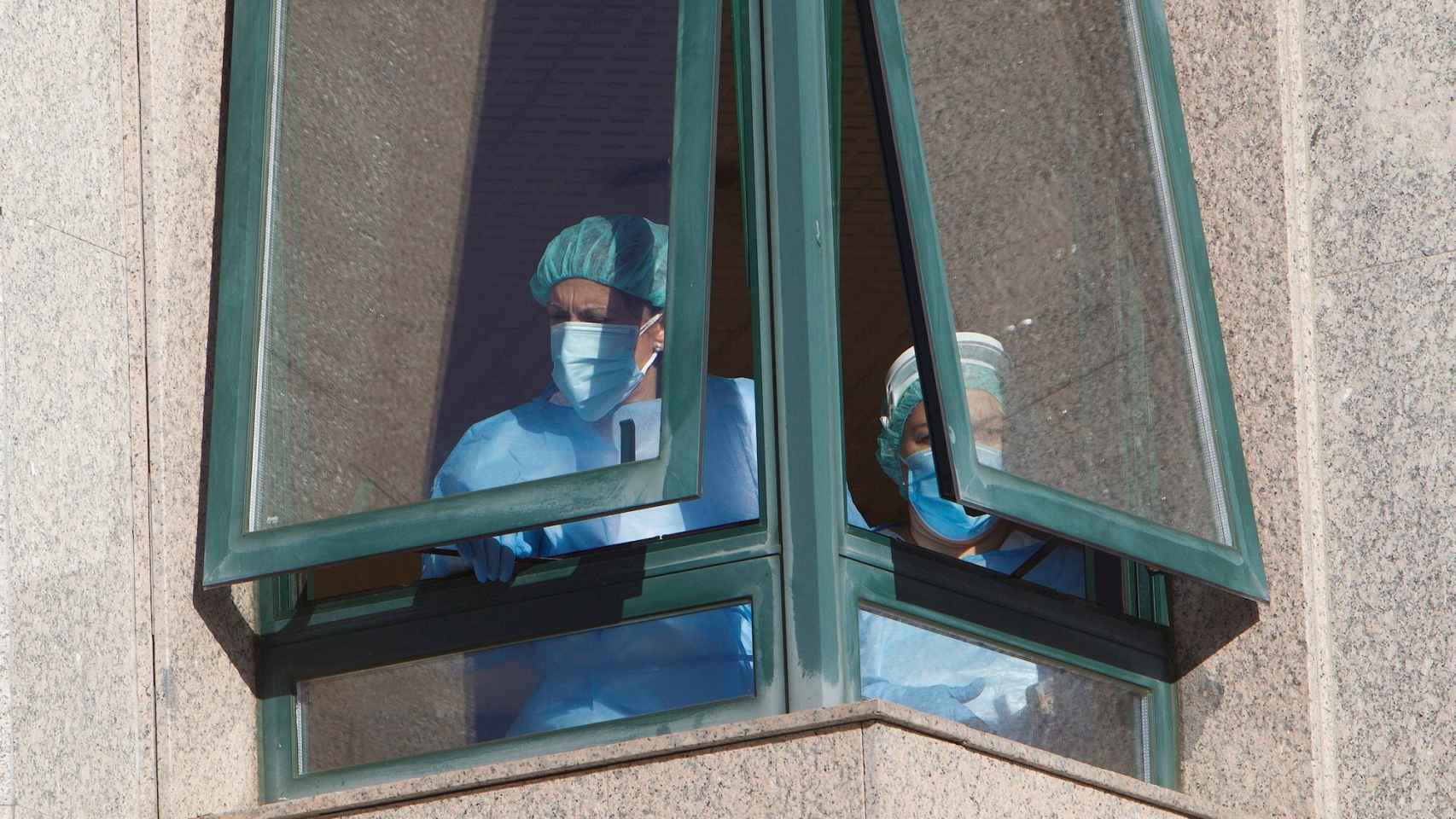 Unos trabajadores se asoman a una ventana de la residencia de mayores de Salvaterra do Miño, intervenida por la Xunta de Galicia.