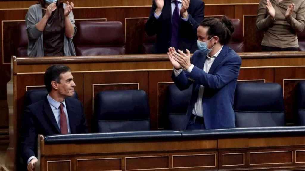 Pablo Iglesias, vicepresidente segundo, aplaude a Pedro Sánchez, presidente del Gobierno, en el Congreso.