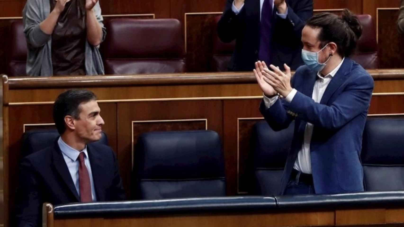 Pablo Iglesias, vicepresidente segundo, aplaude a Pedro Sánchez, presidente del Gobierno, en el Congreso.