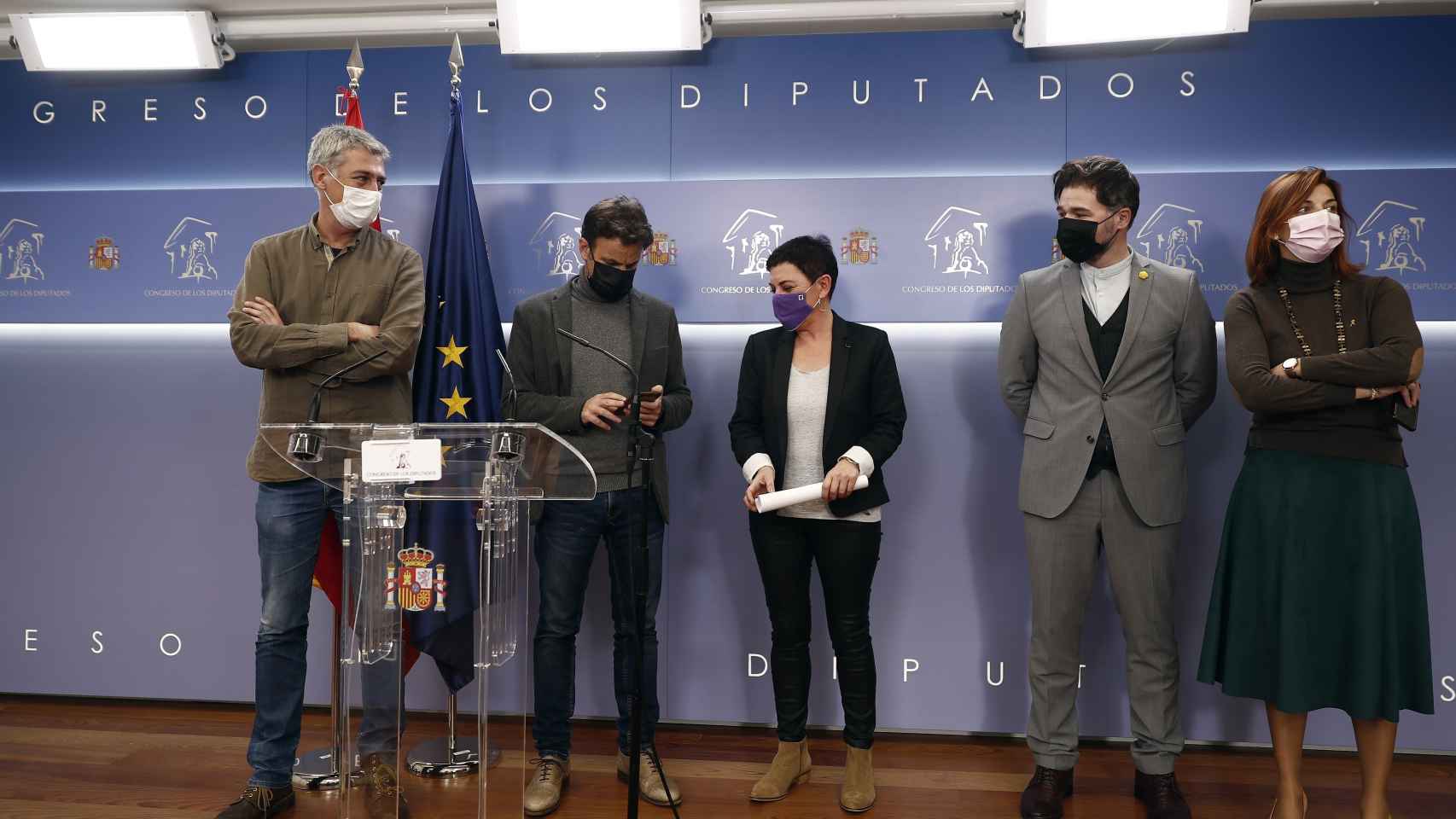 Oskar Matute y Mertxe Aizpurua (Bildu), Jaume Asens (Unidas Podemos) y Gabriel Rufián y Carolina Telechea (ERC).