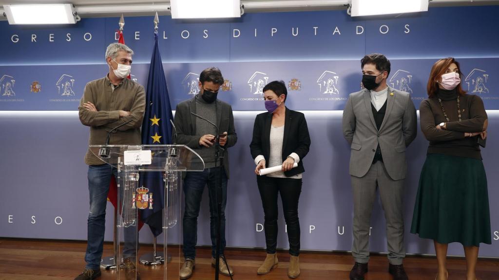 Oskar Matute y Mertxe Aizpurua (Bildu) junto a Jaume Asens (En Comú) y Gabriel Rufián y Carolina Telechea (ERC).