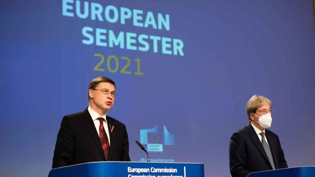 Los comisarios Valdis Dombrovskis y Paolo Gentiloni, durante la rueda de prensa de este miércoles