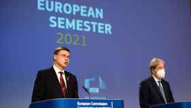 Los comisarios Valdis Dombrovskis y Paolo Gentiloni, durante la rueda de prensa de este miércoles