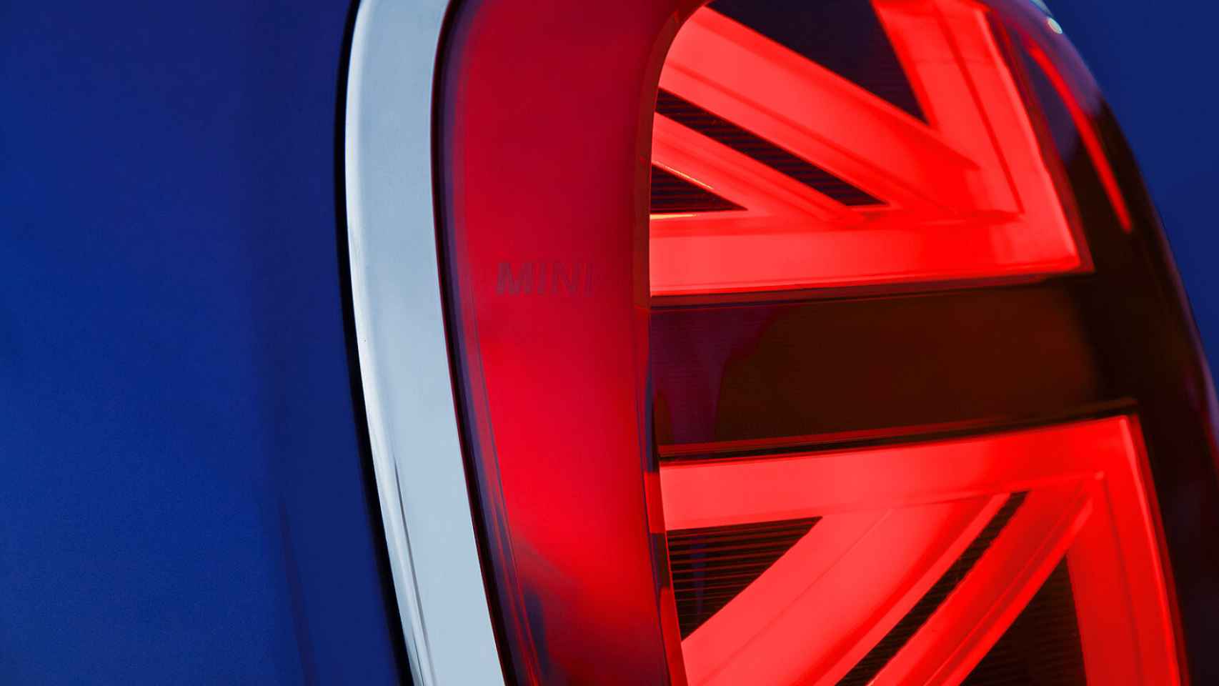 Imagen de la bandera de Reino Unido en el faro de un coche.