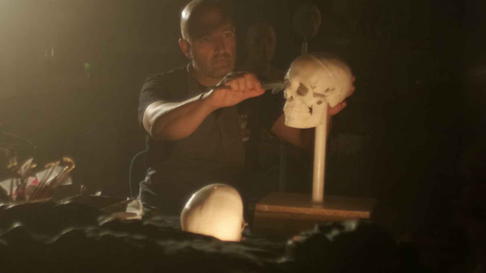 El escultor Juan Villa trabajando con el cráneo de la momia.