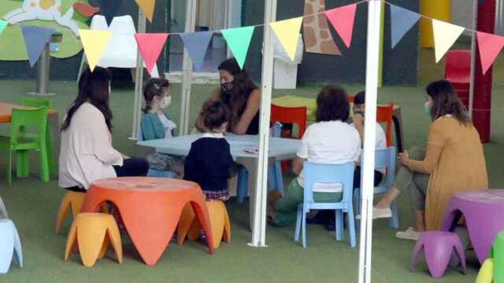Los alumnos disfrutan de la clase con las mascarillas puestas.