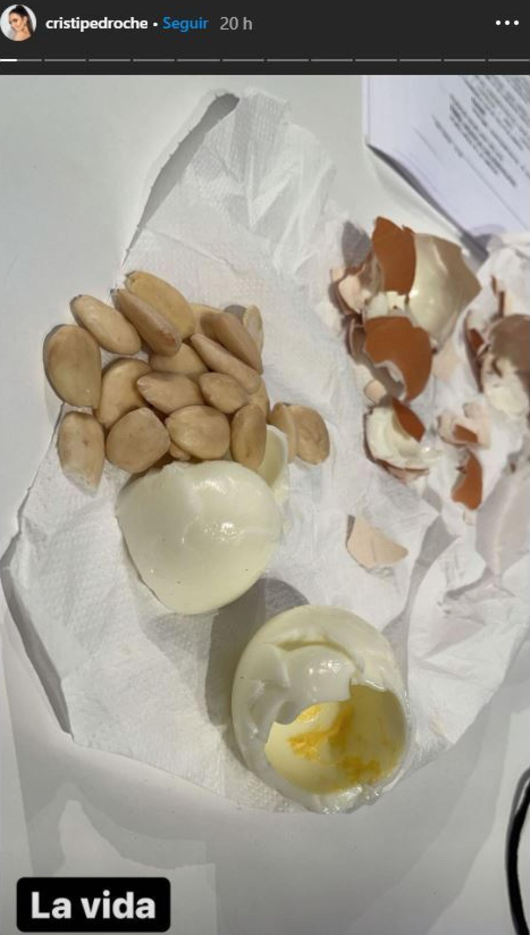 Cristina lleva siempre en el bolso dos huevos cocidos y frutos secos.