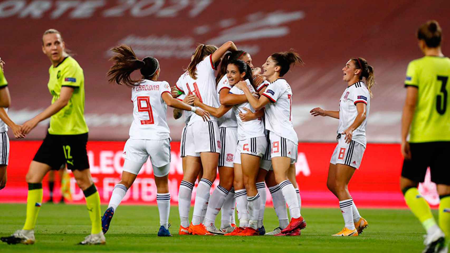 Las jugadoras de la selección de fútbol femenino de España celebran un gol. Foto: Twitter (@SelFutbolFem)