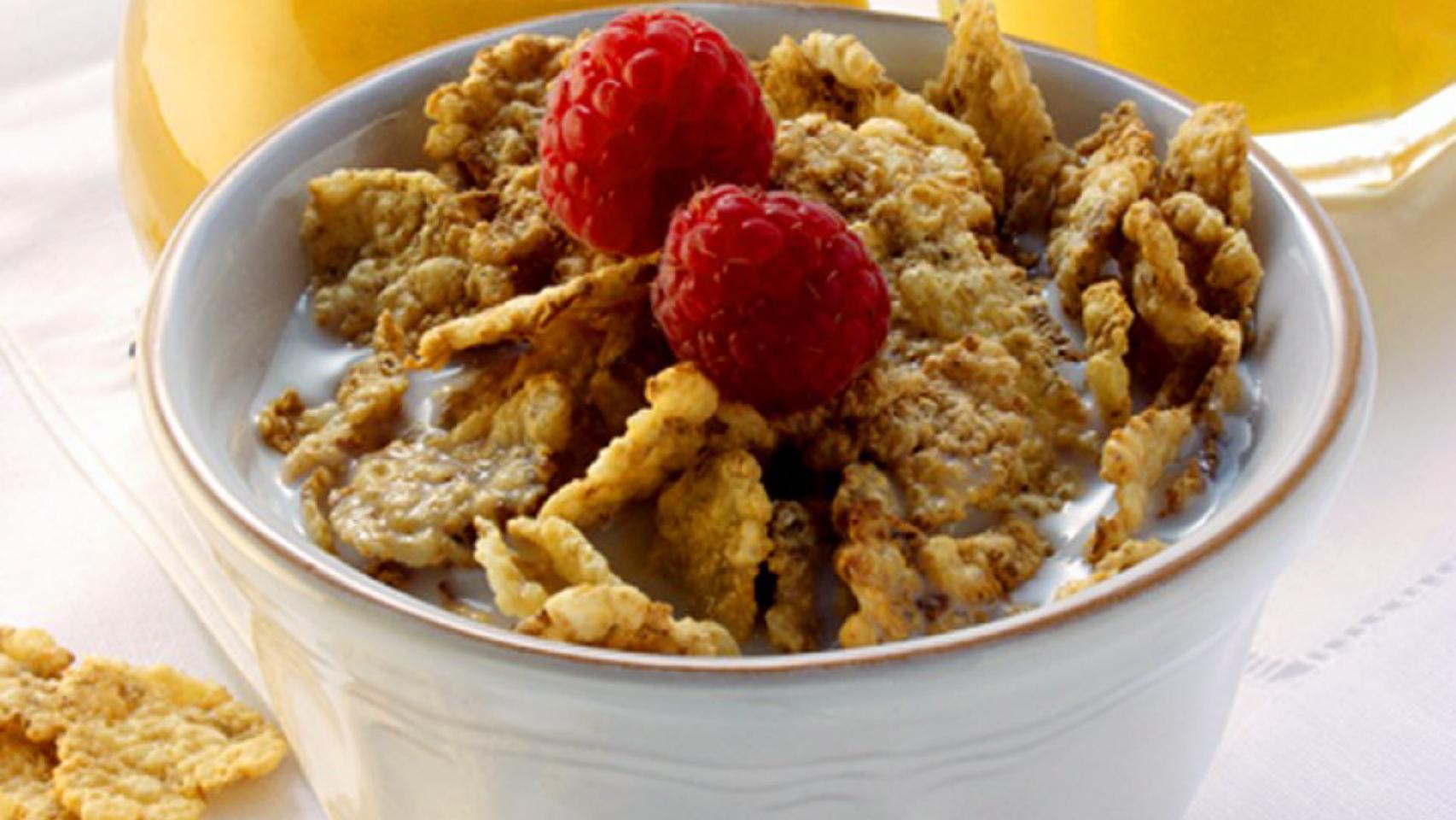 Un desayuno a base de cereales y zumo de naranja.