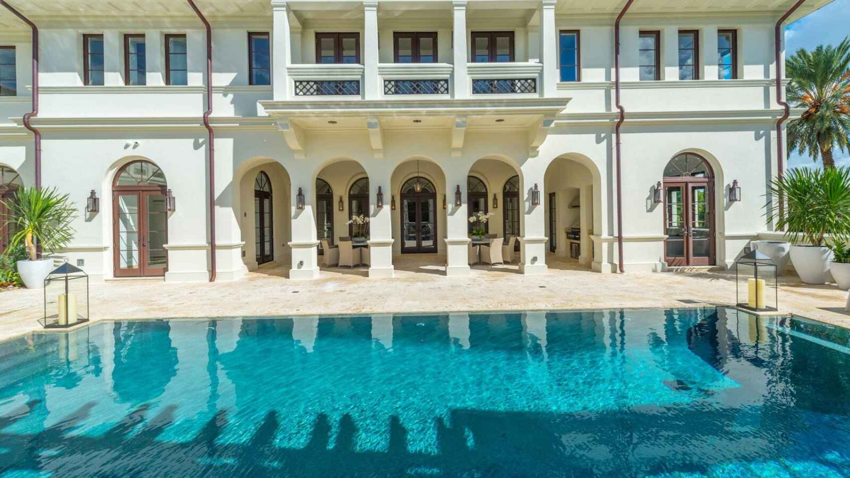 La mansión dispone de piscina climatizada y spa.