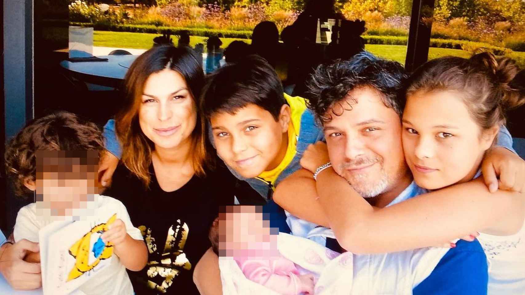 Raquel Perera, junto a Alejandro Sanz y sus hijos.