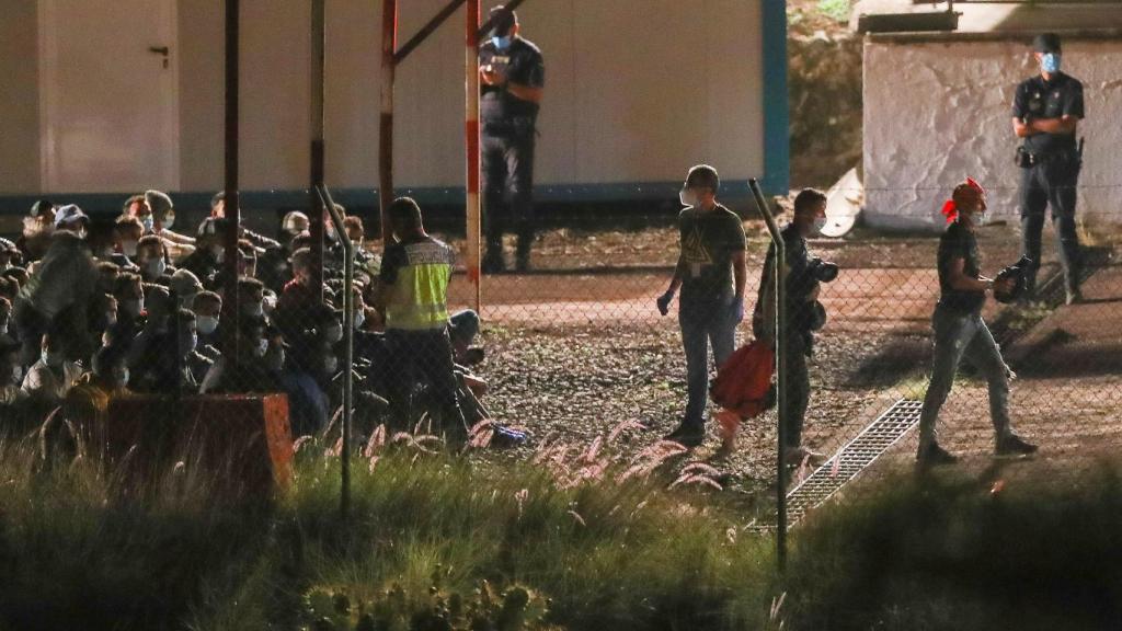 Dos centenares de inmigrantes trasladados al campamento provisional del Ejército en Barranco Seco, en Gran Canaria.