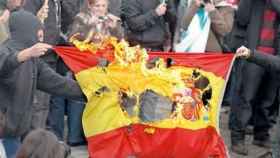 Imagen de archivo de la quema de una bandera nacional en Cataluña./