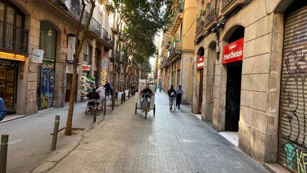 En la calle Joaquín Costa de Barcelona se concentran algunos de estos comercios