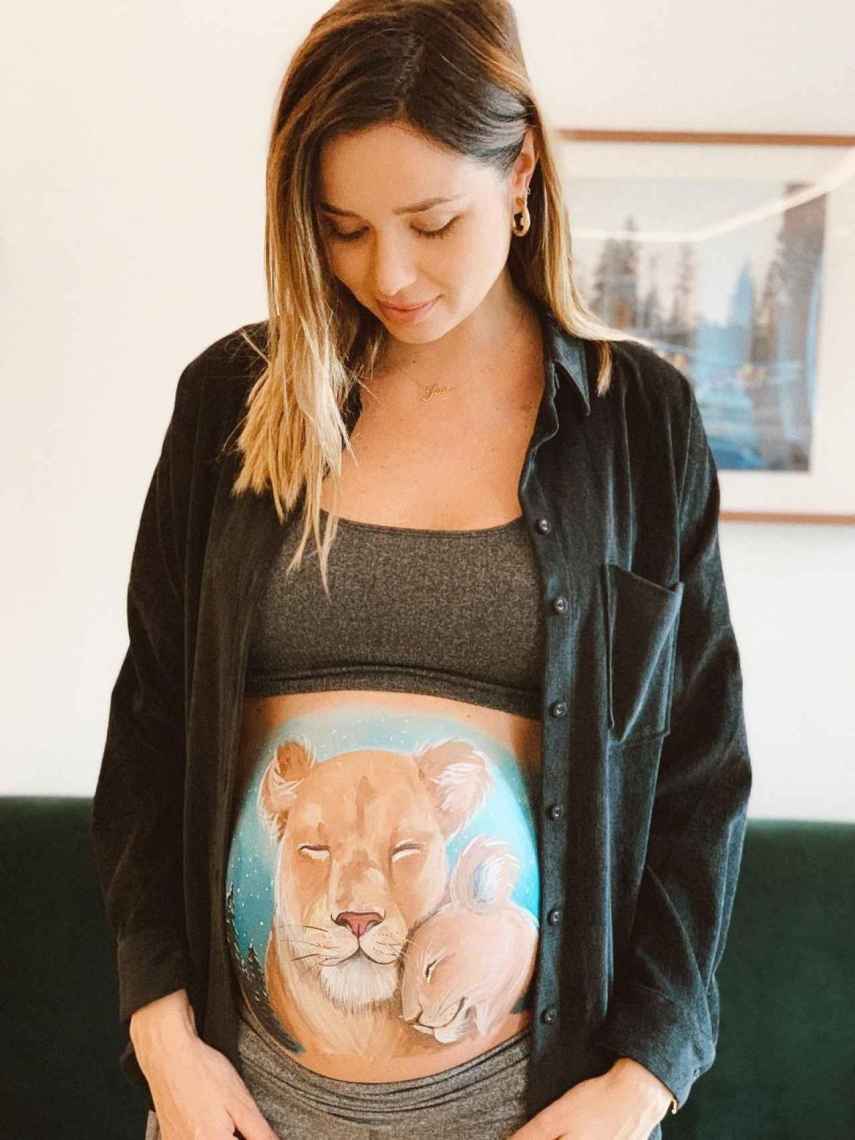 Dafne pintó su barriga con un dibujo de una leona y su cría.