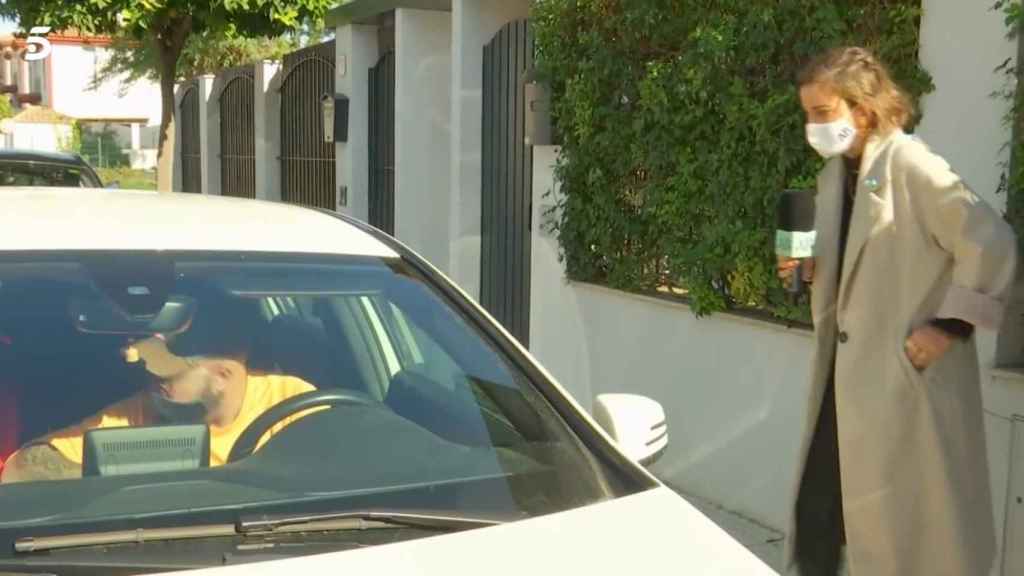 Kiko Rivera en la puerta de su casa mientras que la reportera de 'El programa de Ana Rosa' le realizaba unas preguntas.