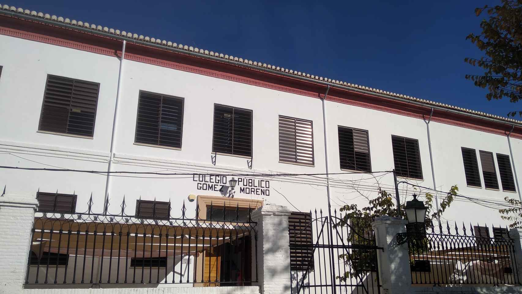 Fachada del Colegio Gómez Moreno en el barrio granadino del Albaicín.