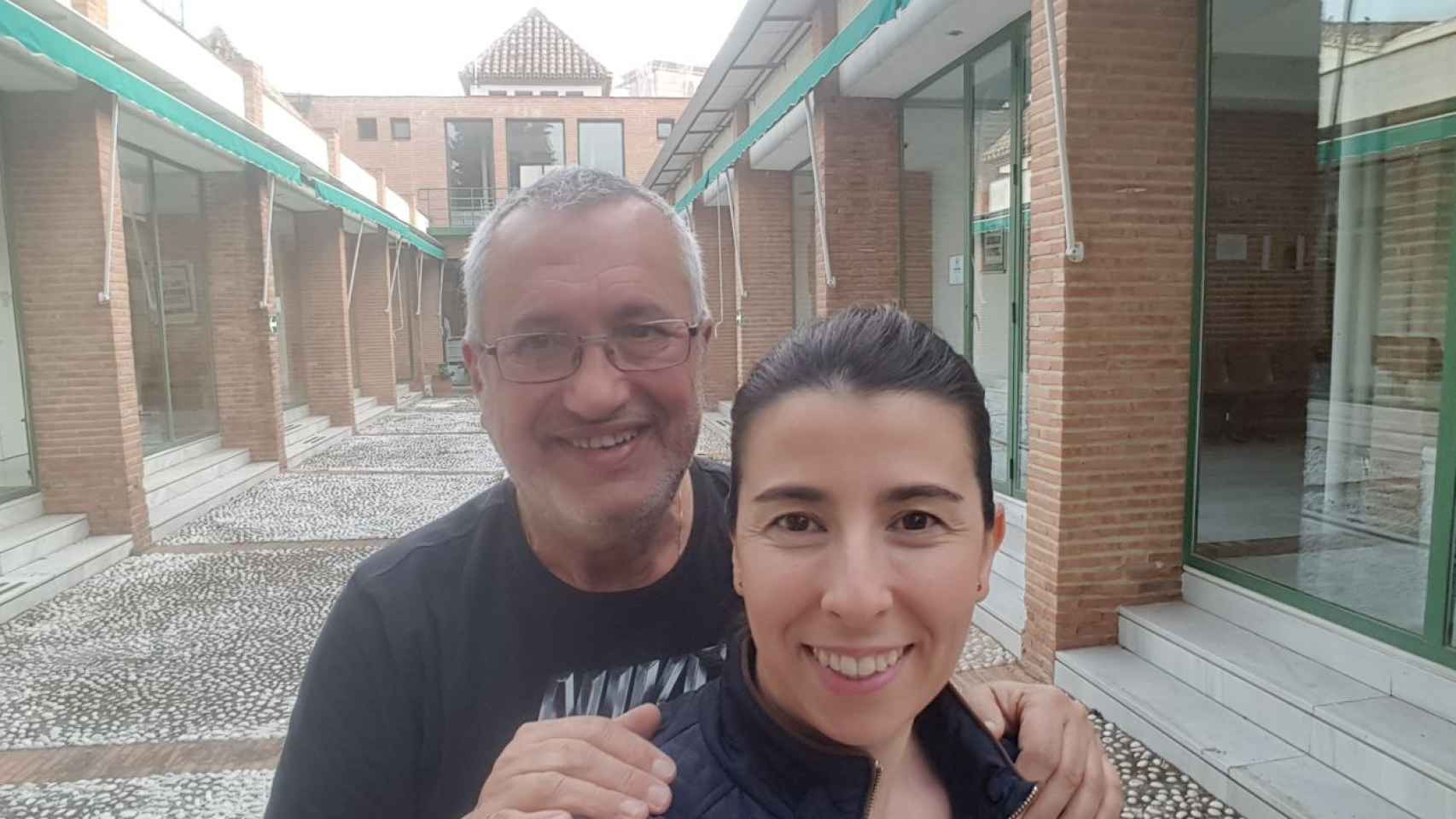 El ex director del Centro de Salud del Albaicín, Manuel López Somoza, con la enfermera Inmaculada Zafra.