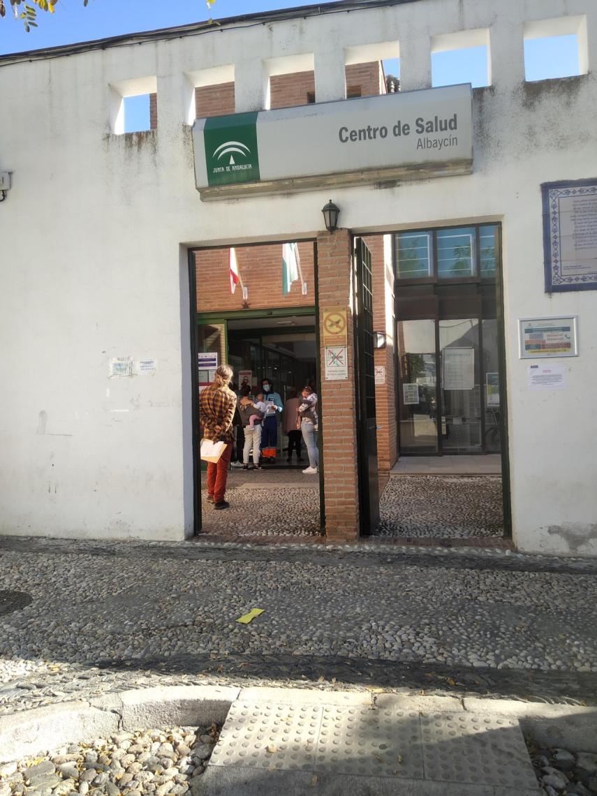 Puerta de acceso al Centro de Salud del Albaicín.