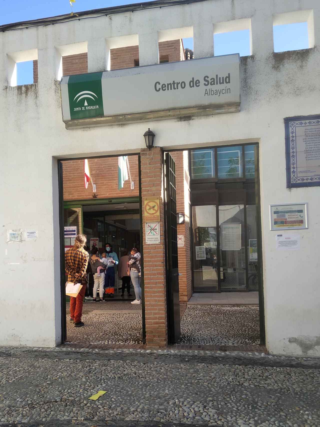 Puerta de acceso al Centro de Salud del Albaicín.