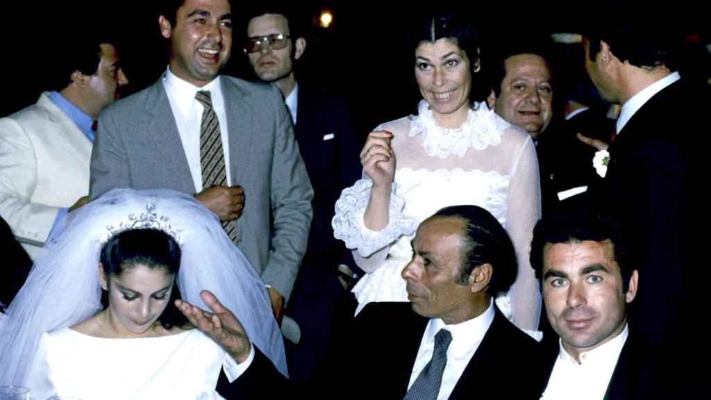 Teresa Rivera en la boda de Paquirri e Isabel Pantoja junto a su hermano Antonio y su padre.
