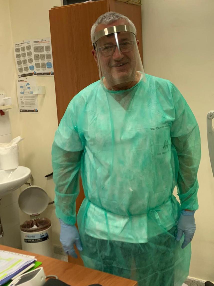 El doctor Manuel López Somoza, equipado con un EPI, en el Centro de Salud Flores-Fígares donde está actualmente destinado en Granada.