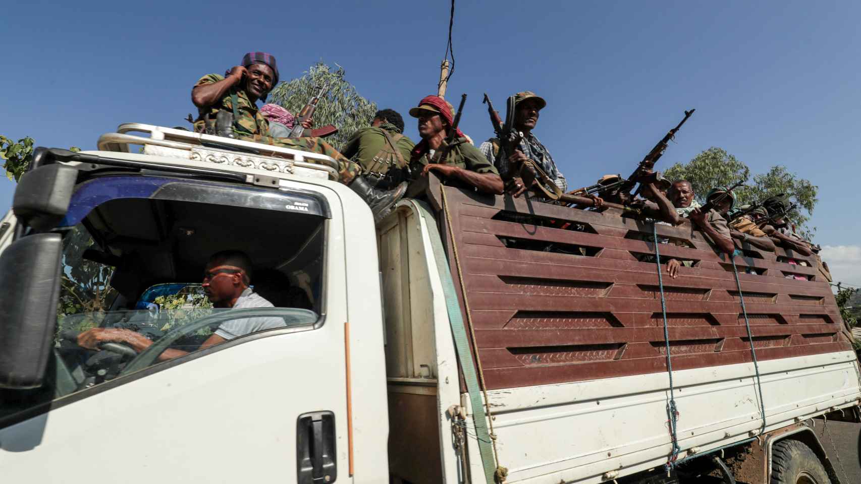 Un camión con hombres armados en Tigray.