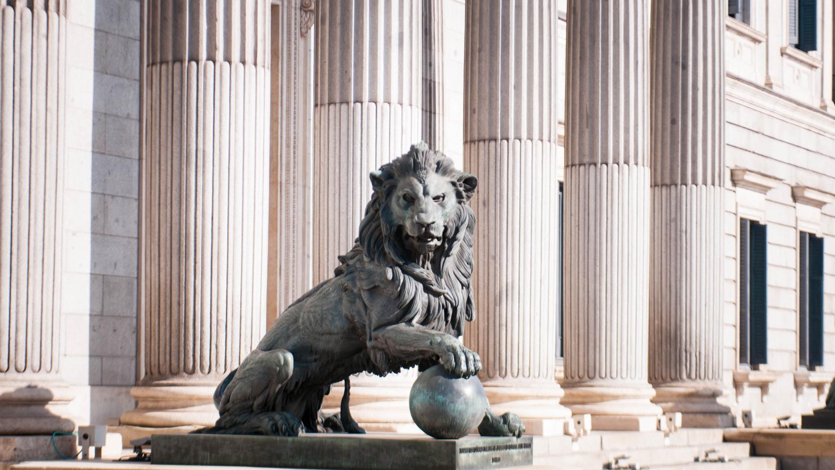 Recorremos los leones de Madrid… símbolos de EL ESPAÑOL y del Seat León