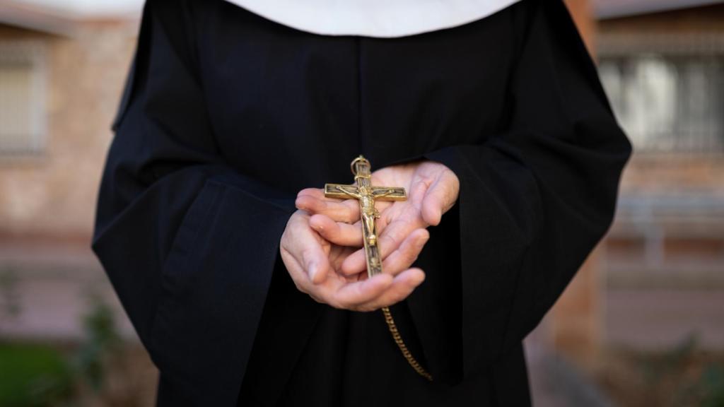 Sor Clara, la madre superiora, muestra su cruz.