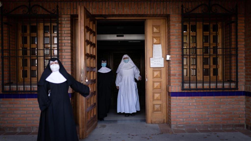 Las hermanas Clara, Alberta y Luz regresando al interior de la residencia.