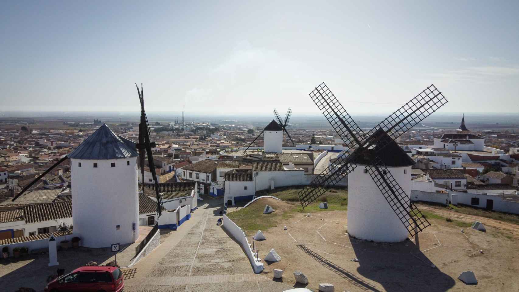 Vista aérea de tres molinos y de la localidad de Campo de Criptana (Ciudad Real)