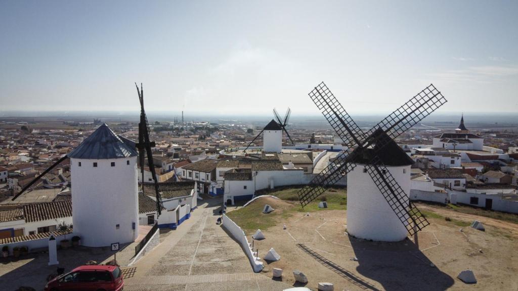 Vista aérea de tres molinos y de la localidad de Campo de Criptana (Ciudad Real)