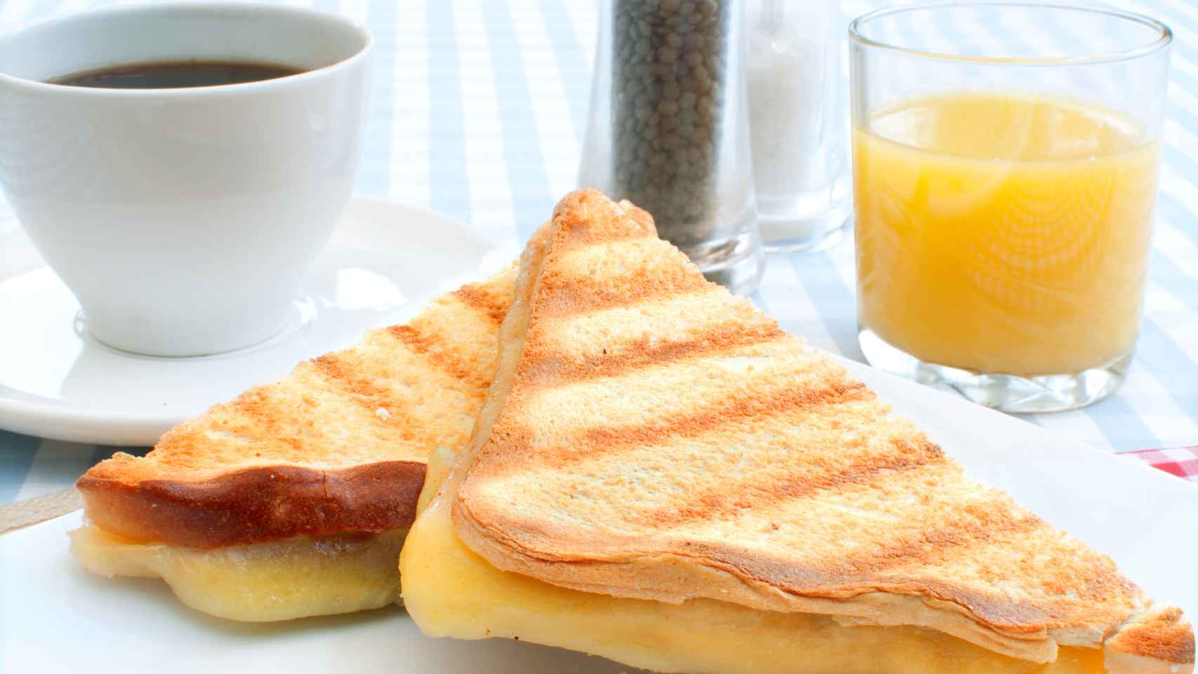 Los tres alimentos clásicos del desayuno de los bares que los médicos piden  evitar