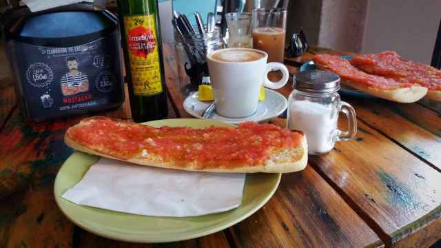 Un desayuno clásico en un bar español.