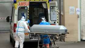 Sanitarios transportan el cuerpo de un fallecido por Covid-19 del Policlínico a la morgue de Milán. EFE/EPA/Paolo Salmoirago