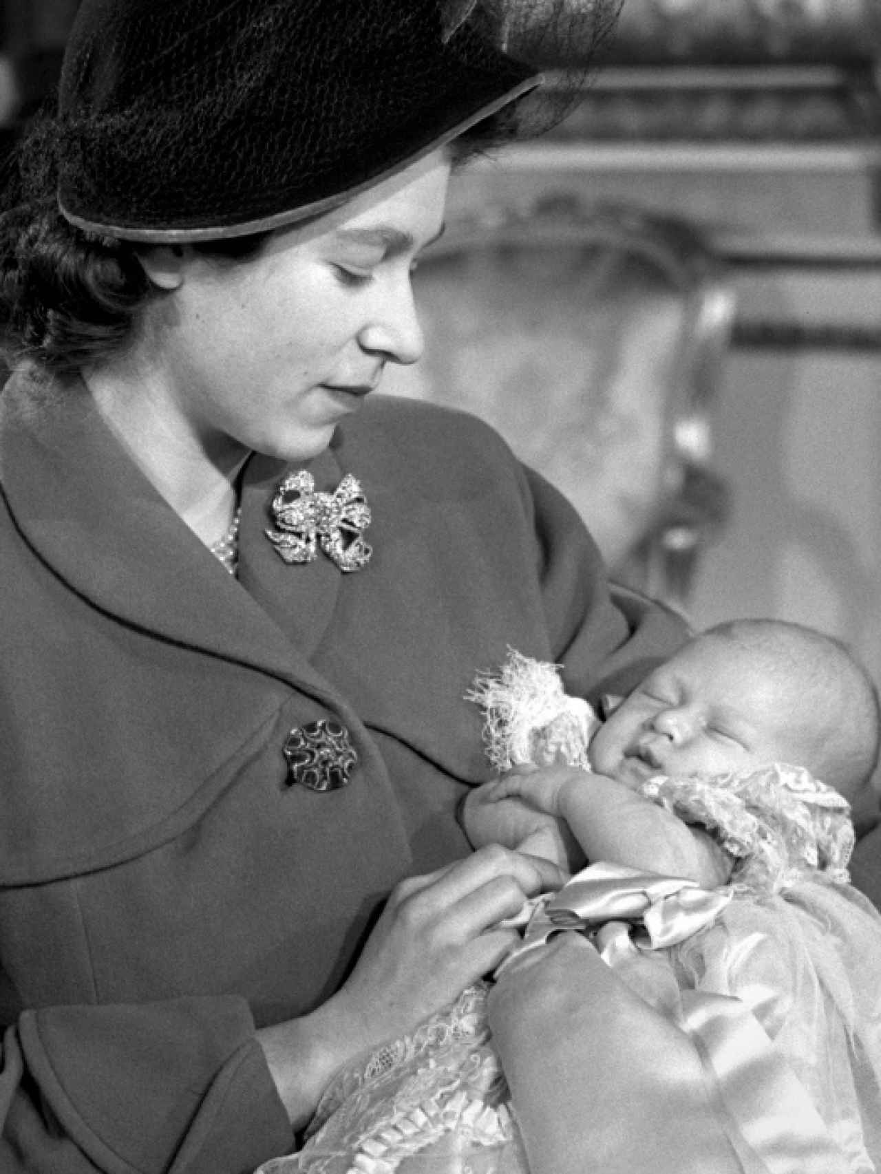 La reina Isabel, junto al príncipe Carlos, un mes después de su nacimiento.