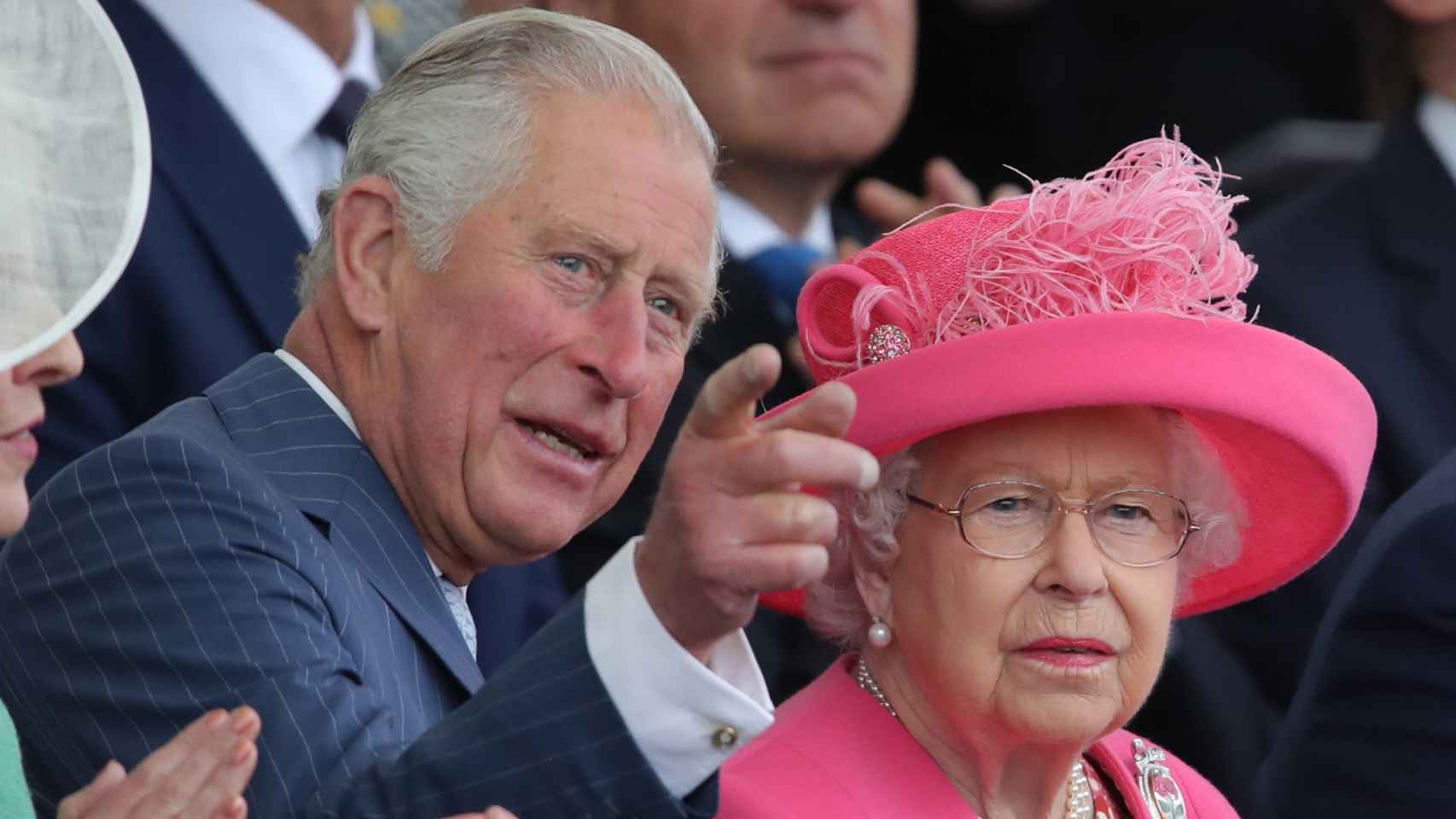 Carlos e Isabel II, durante un acto en Reino Unido.