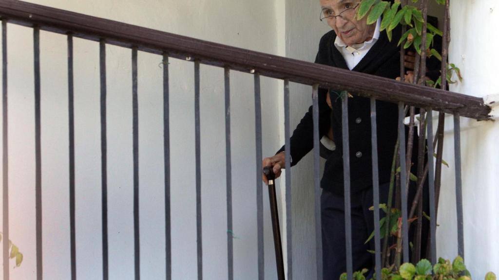 Francisco Brines, en su casa de Oliva, poco después de recibir el Cervantes.