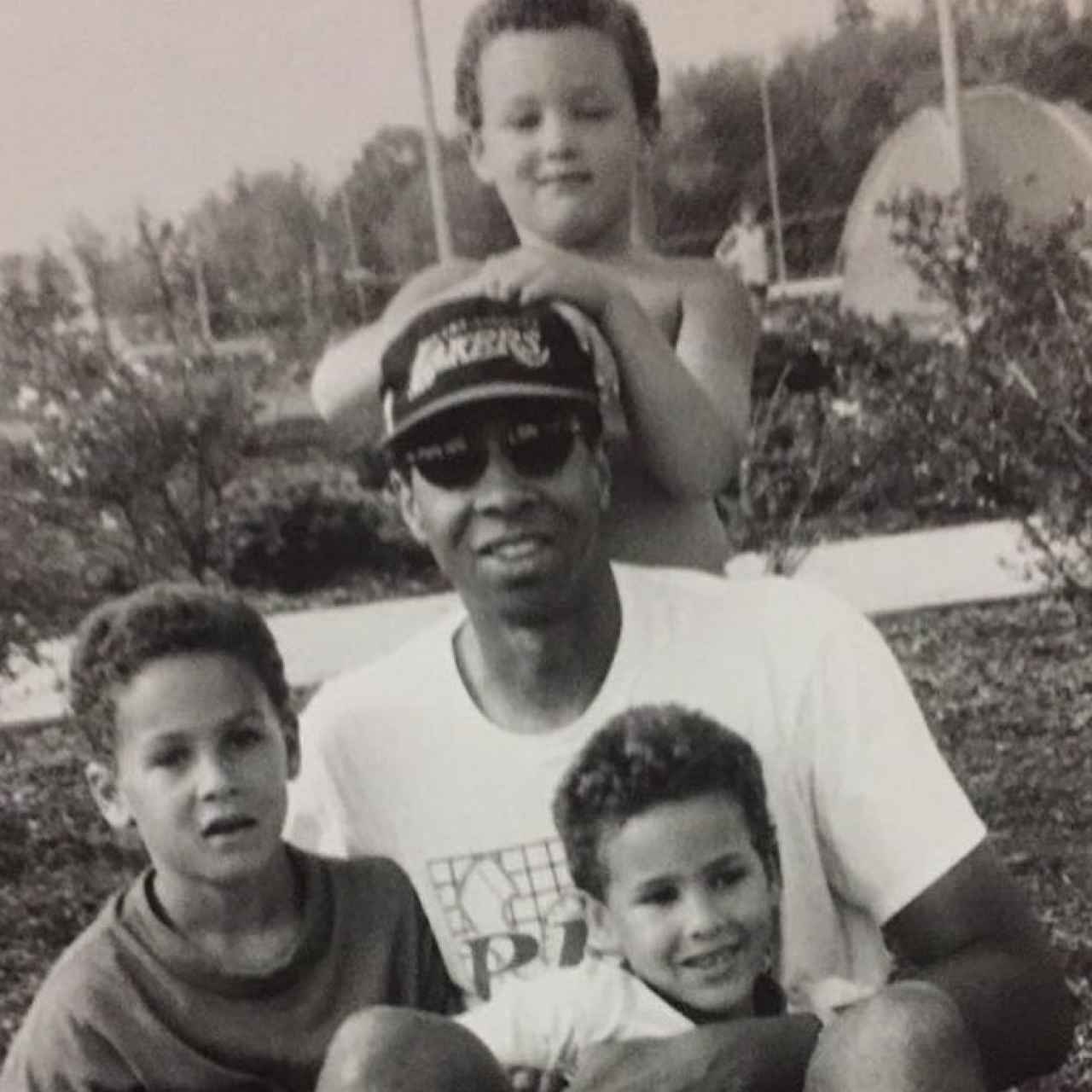 Klay Thompson junto a sus hermanos y su padre