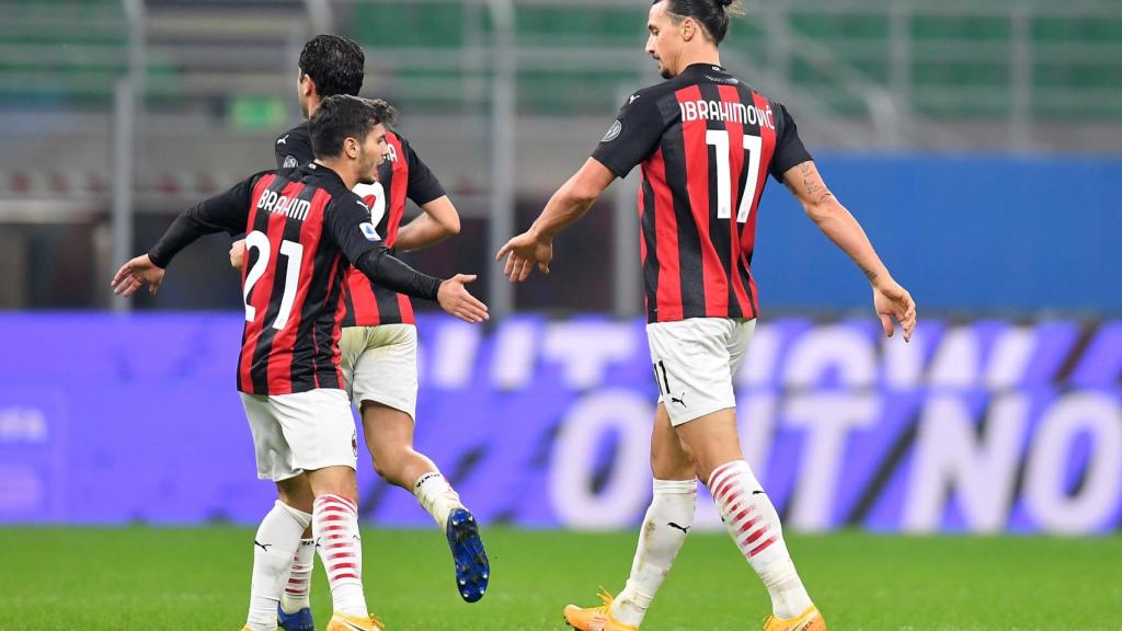 Ibrahimovic y Brahim celebran un gol