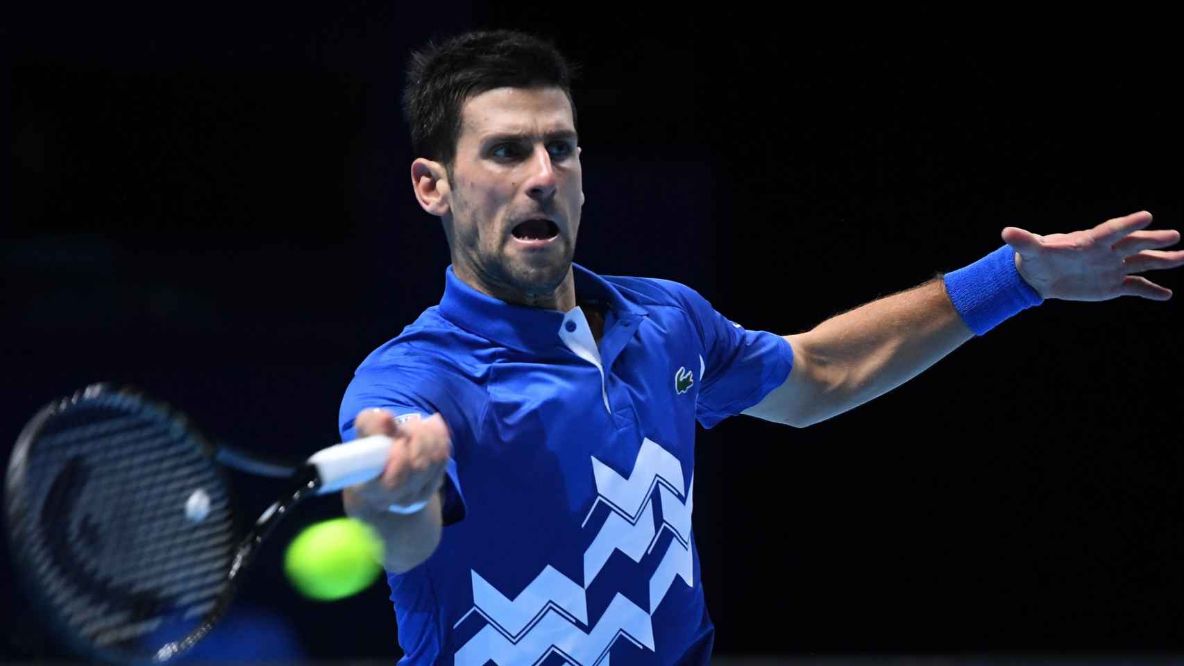 Djokovic conecta una derecha ante Zverev en las ATP Finals
